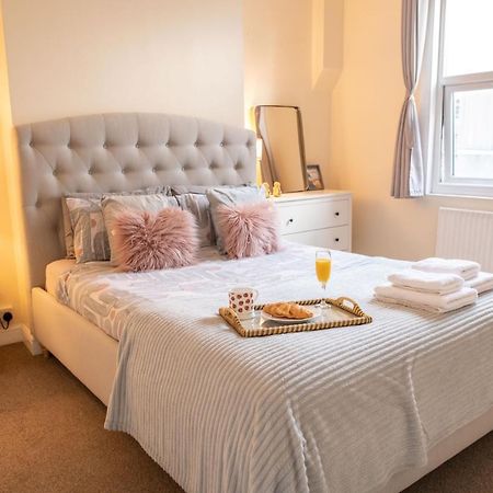 4 Bedroom Flat With High Speed Wi-Fi In North Acton, Ealing, West London Exteriör bild