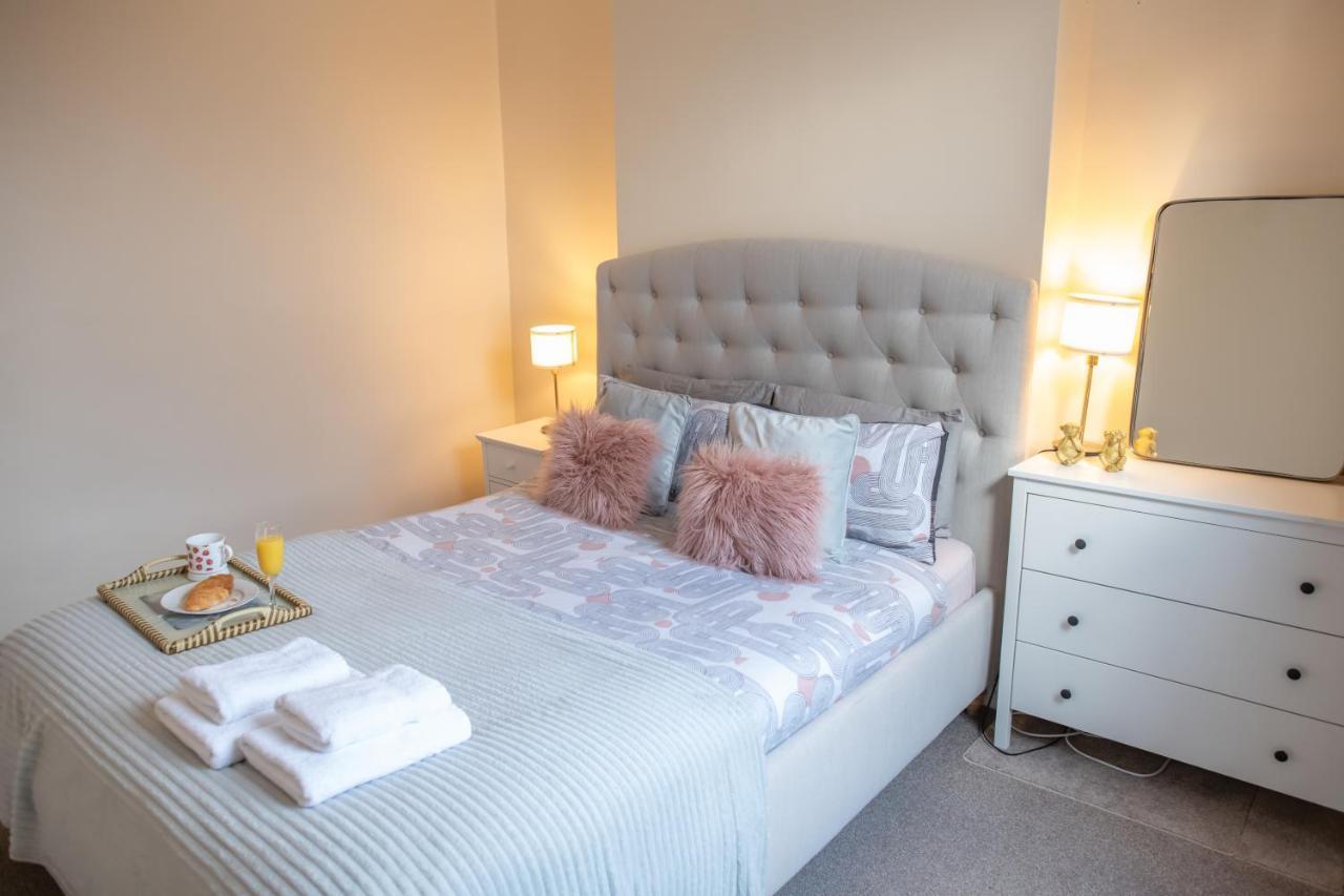 4 Bedroom Flat With High Speed Wi-Fi In North Acton, Ealing, West London Exteriör bild