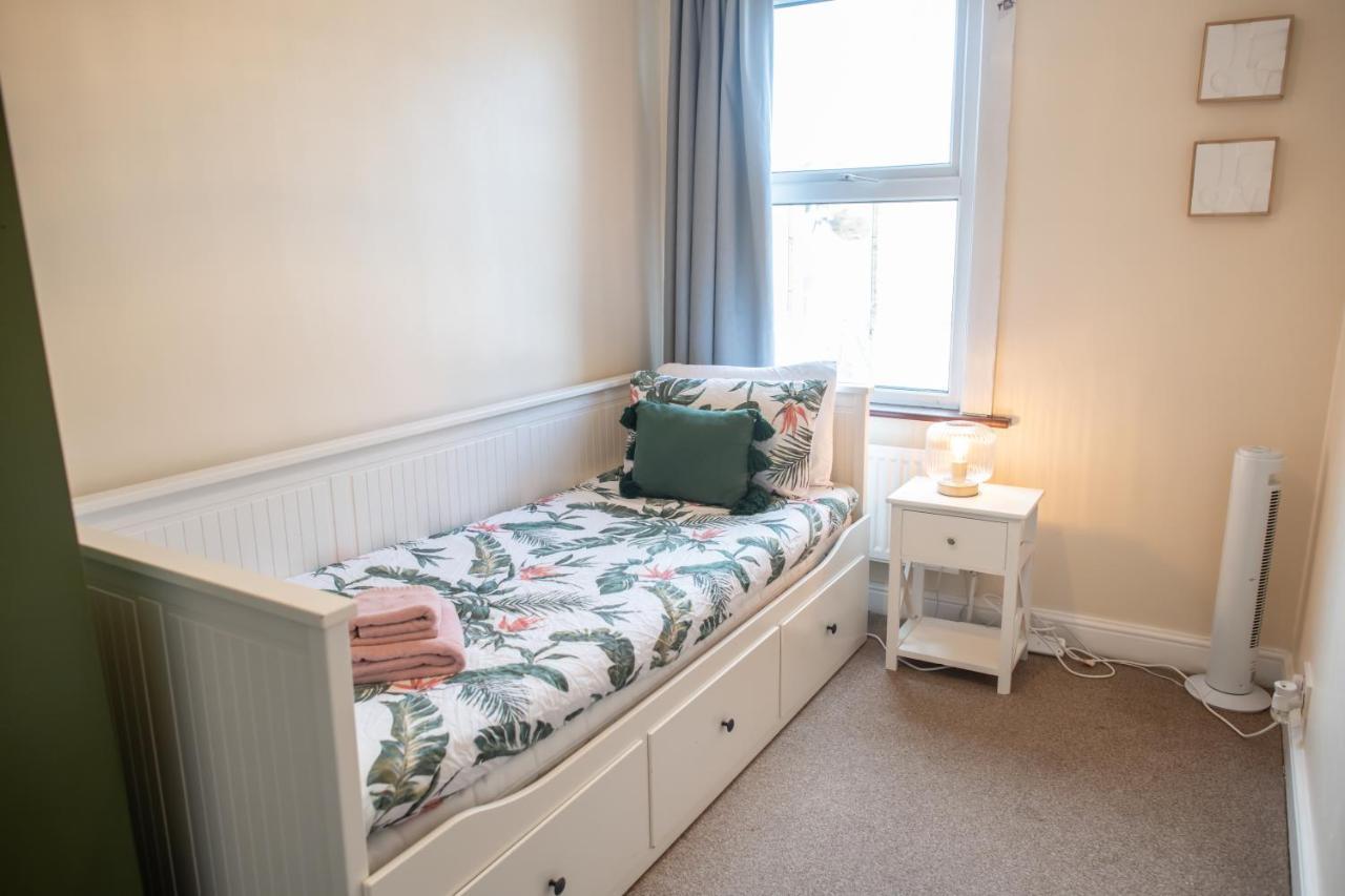 4 Bedroom Flat With High Speed Wi-Fi In North Acton, Ealing, West London Exteriör bild