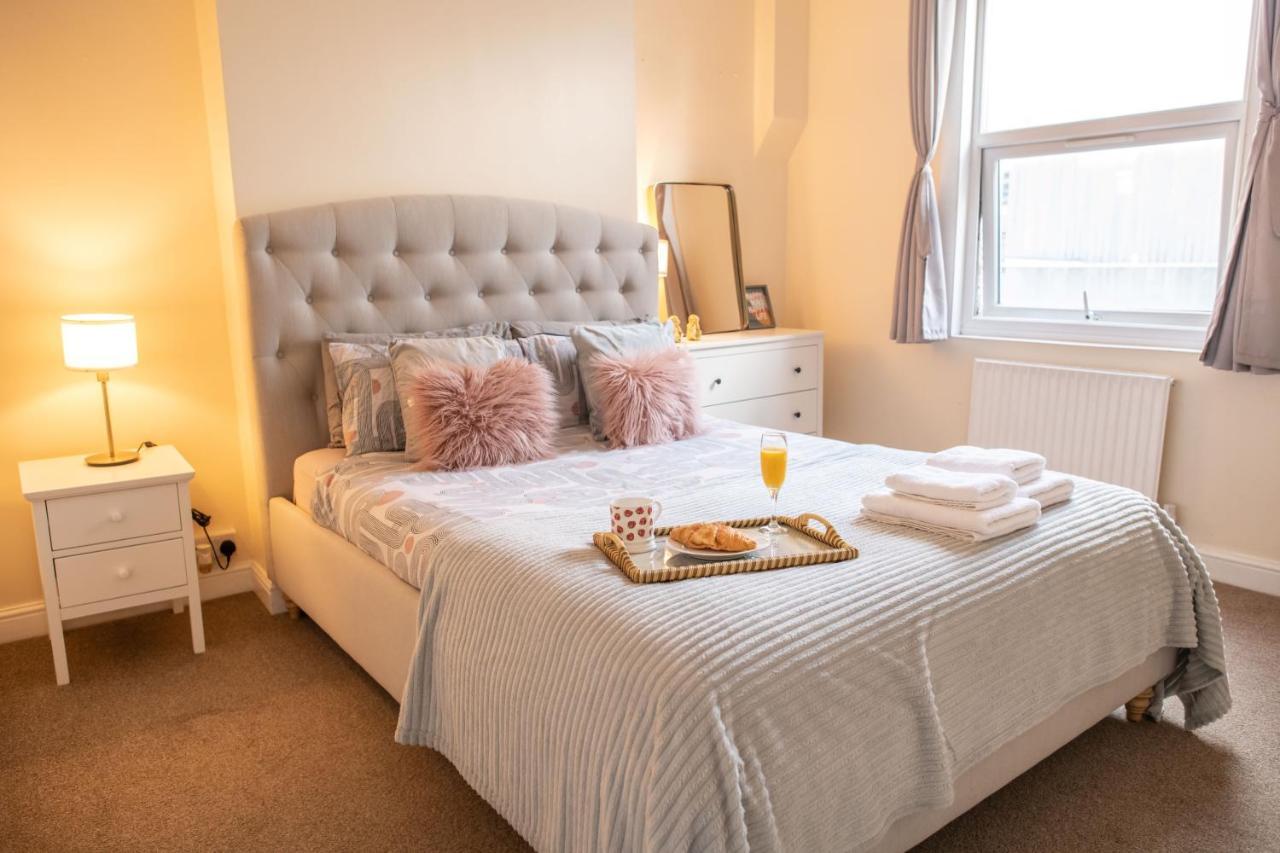 4 Bedroom Flat With High Speed Wi-Fi In North Acton, Ealing, West London Exteriör bild