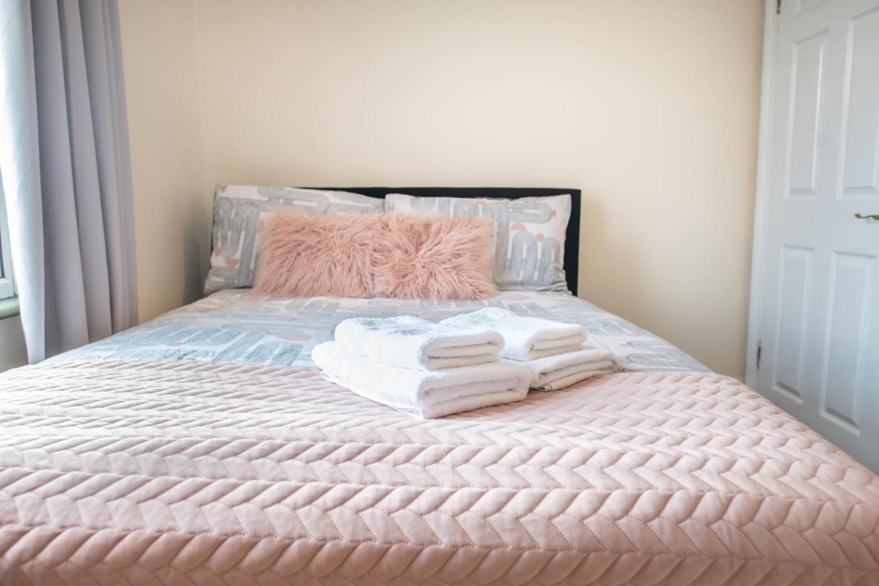 4 Bedroom Flat With High Speed Wi-Fi In North Acton, Ealing, West London Exteriör bild
