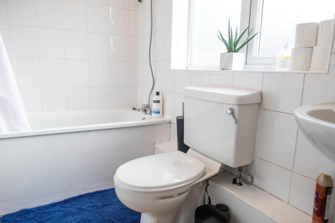 4 Bedroom Flat With High Speed Wi-Fi In North Acton, Ealing, West London Exteriör bild