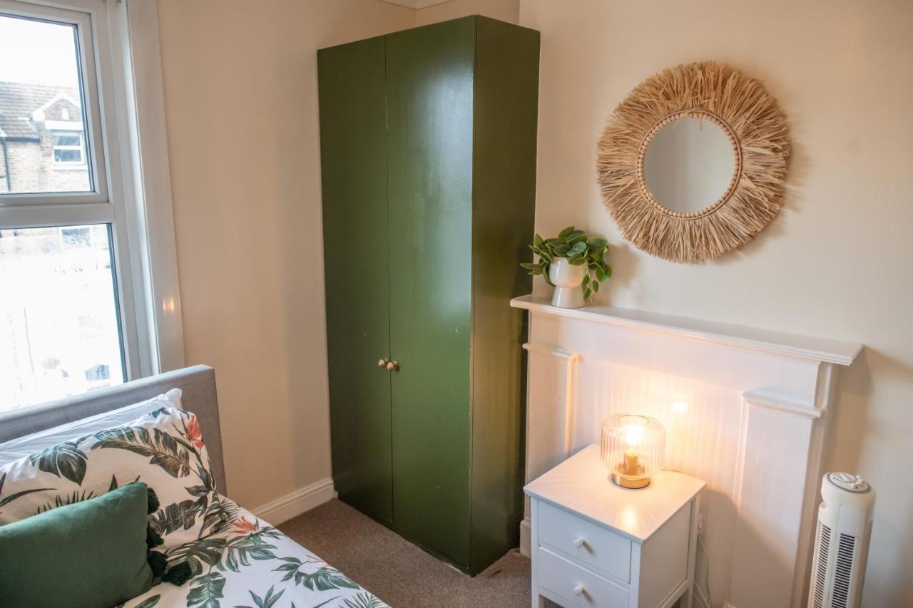 4 Bedroom Flat With High Speed Wi-Fi In North Acton, Ealing, West London Exteriör bild