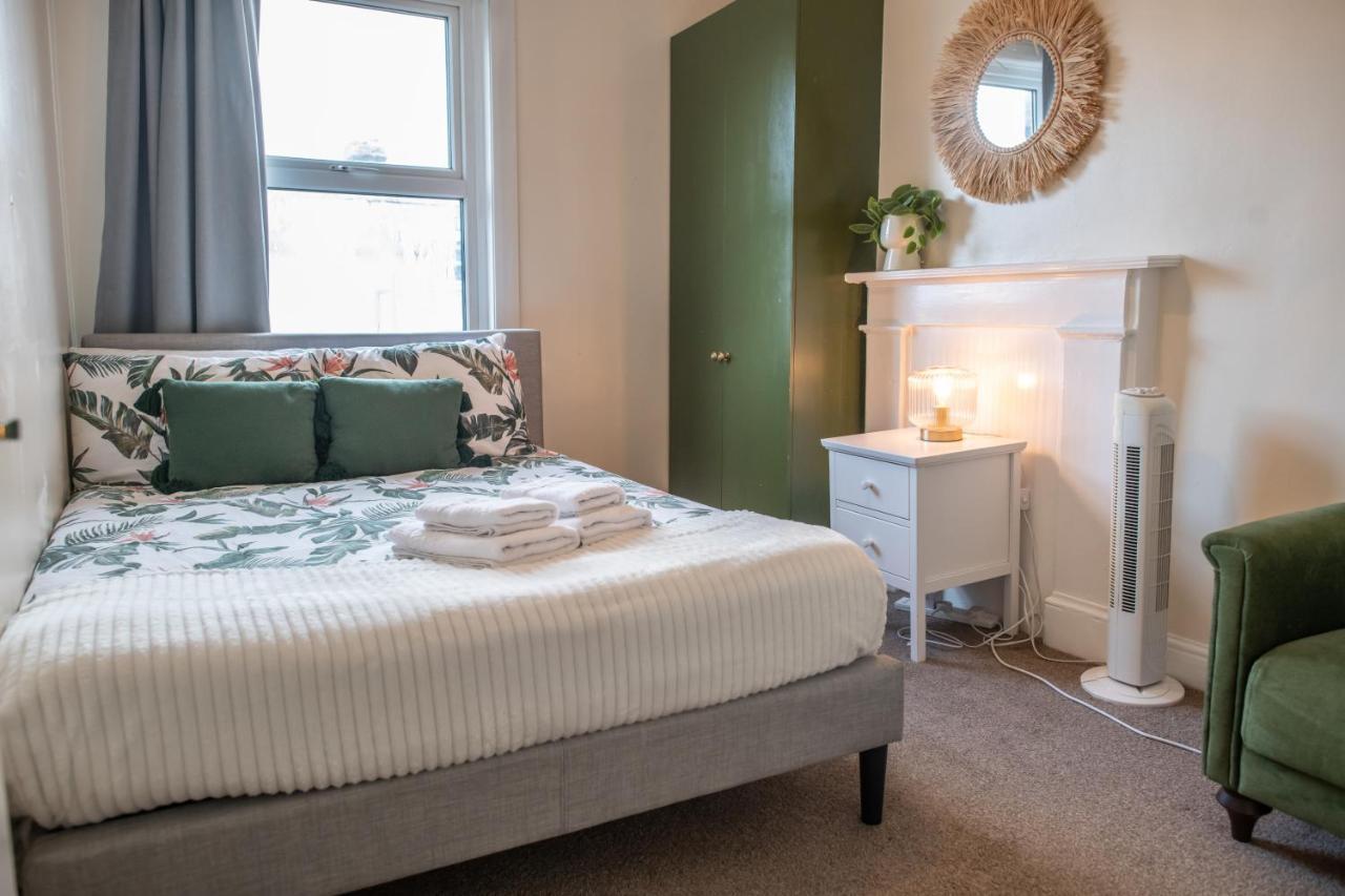 4 Bedroom Flat With High Speed Wi-Fi In North Acton, Ealing, West London Exteriör bild