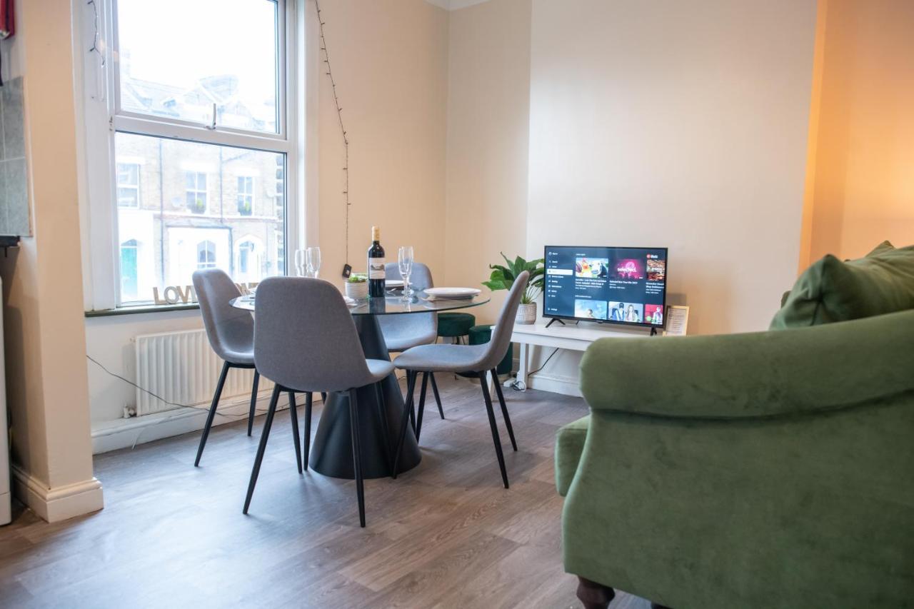 4 Bedroom Flat With High Speed Wi-Fi In North Acton, Ealing, West London Exteriör bild
