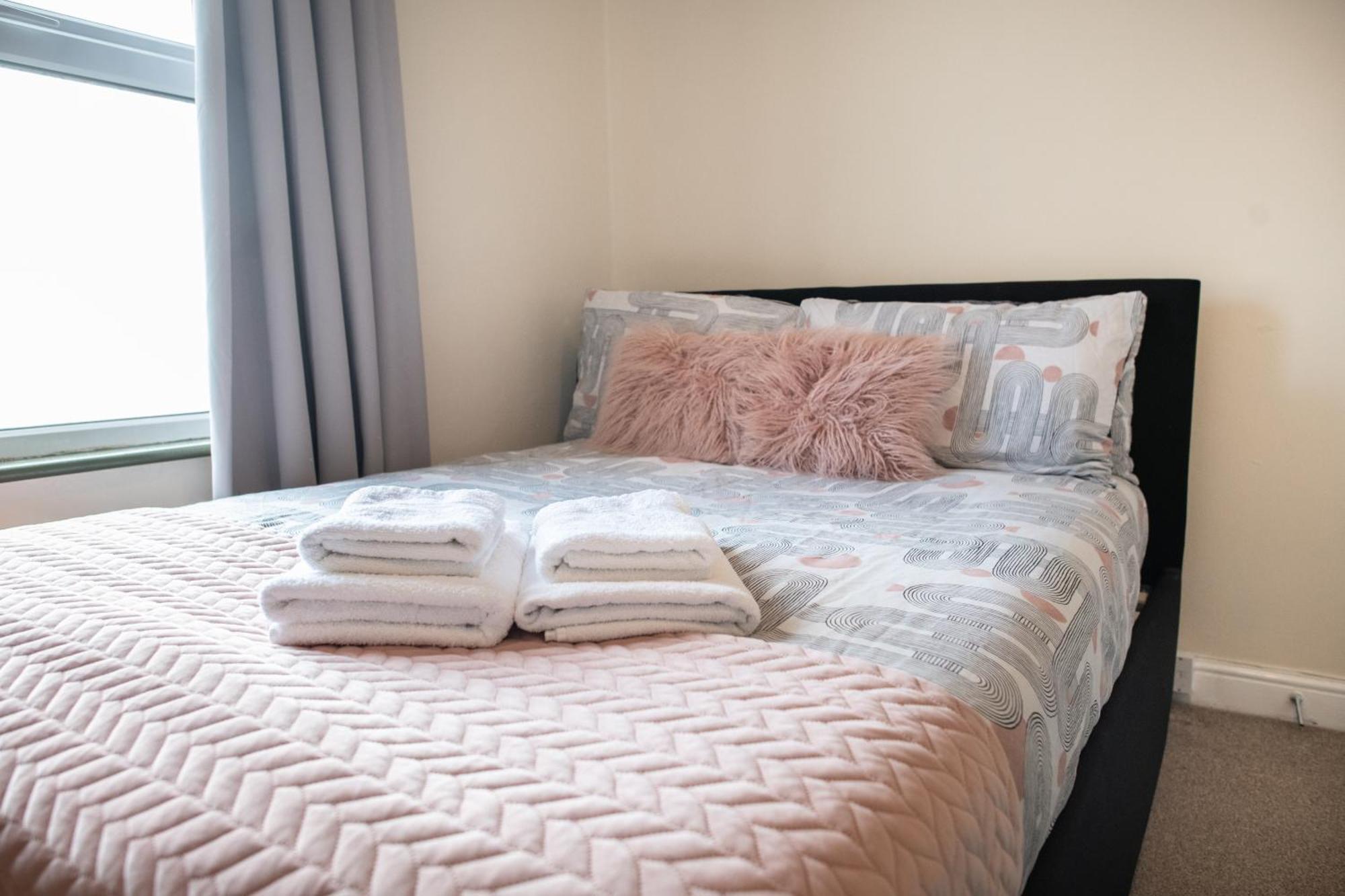 4 Bedroom Flat With High Speed Wi-Fi In North Acton, Ealing, West London Exteriör bild