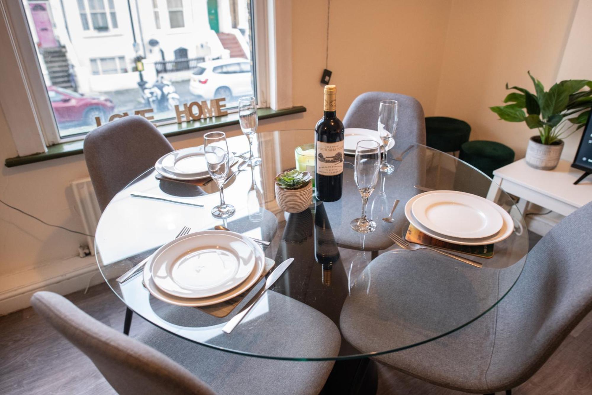 4 Bedroom Flat With High Speed Wi-Fi In North Acton, Ealing, West London Exteriör bild