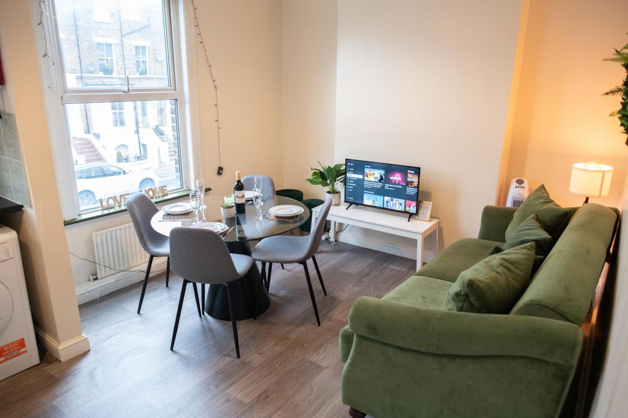 4 Bedroom Flat With High Speed Wi-Fi In North Acton, Ealing, West London Exteriör bild