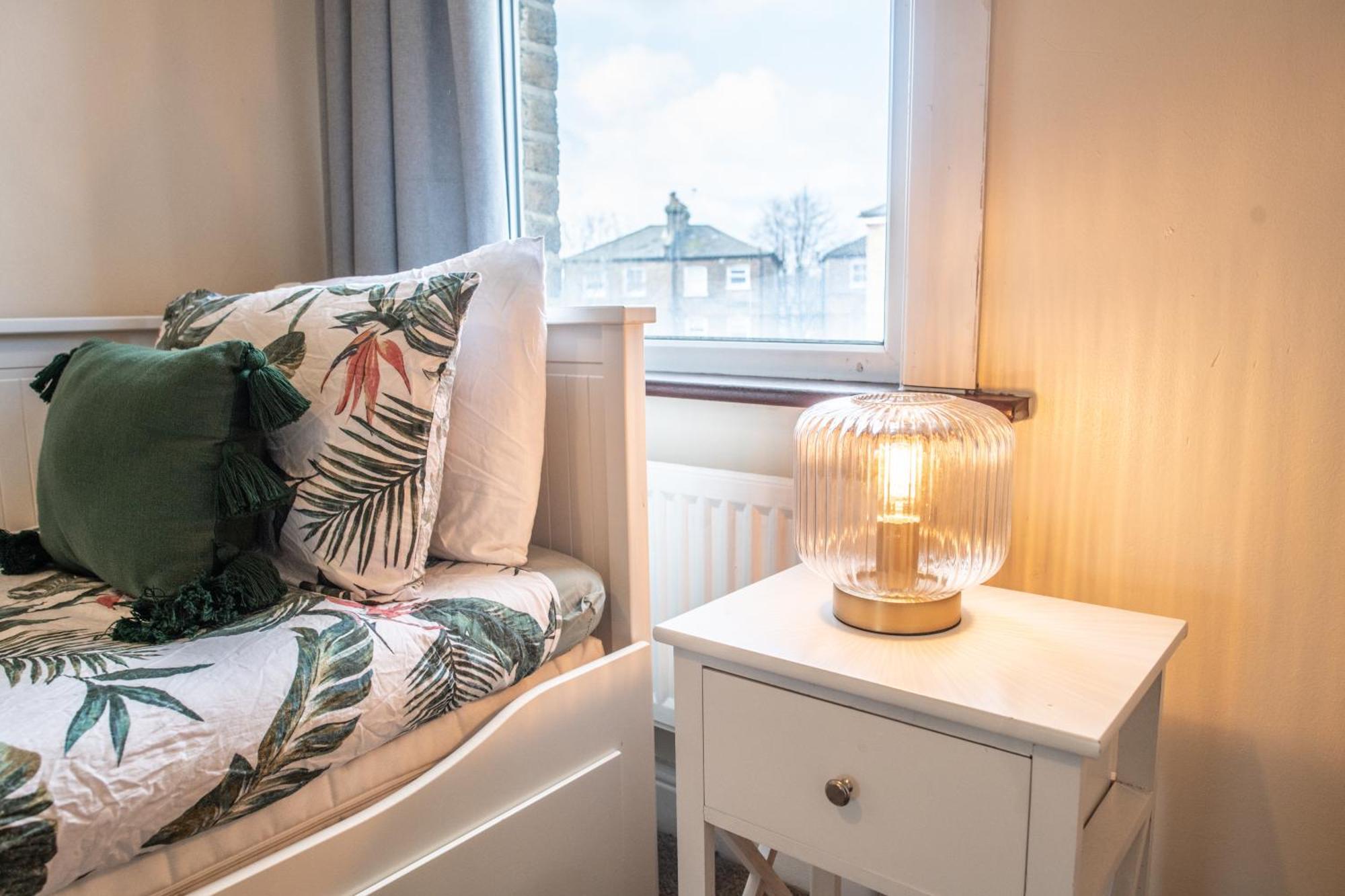 4 Bedroom Flat With High Speed Wi-Fi In North Acton, Ealing, West London Exteriör bild