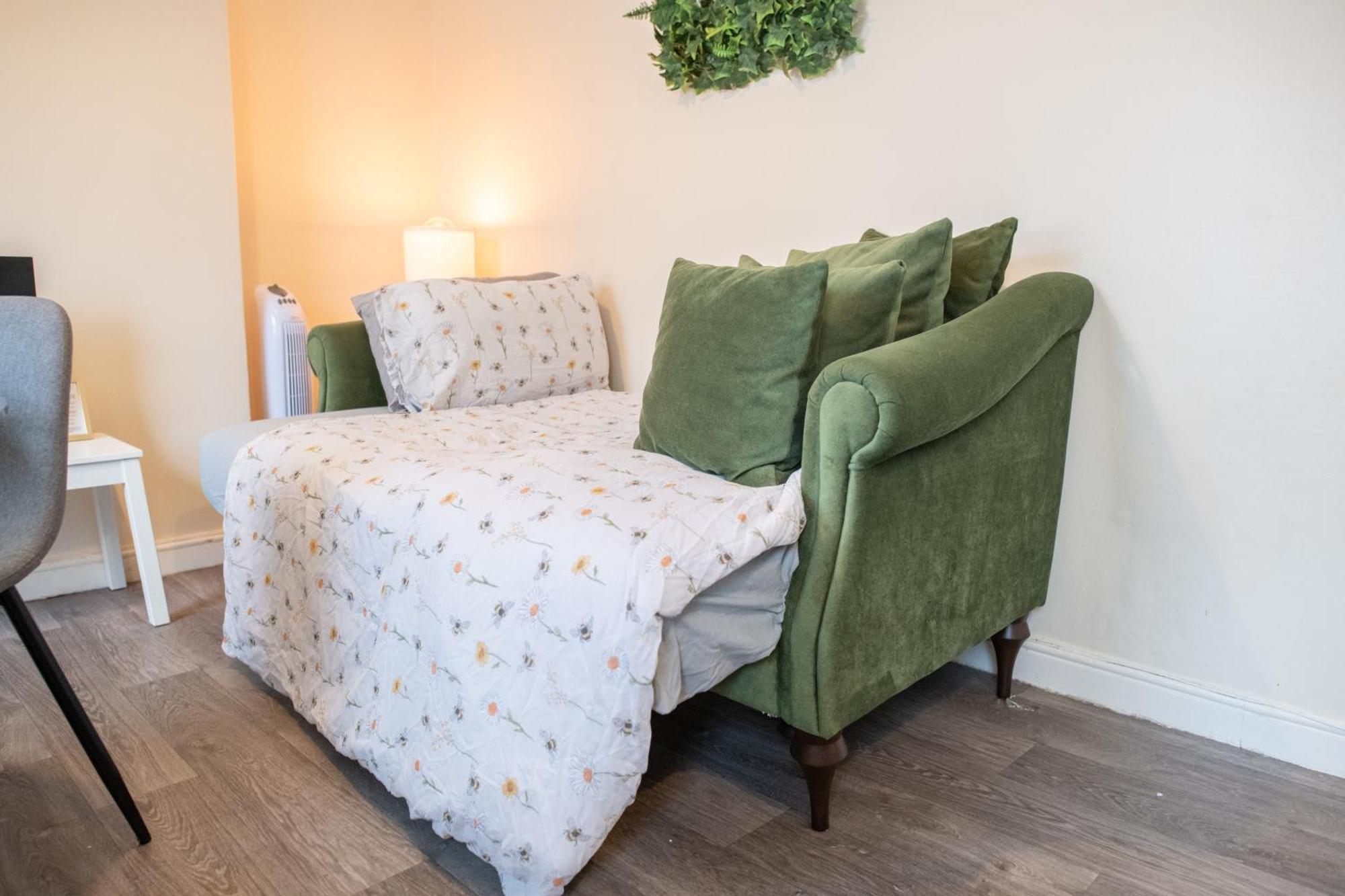 4 Bedroom Flat With High Speed Wi-Fi In North Acton, Ealing, West London Exteriör bild